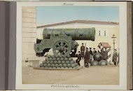 Groep mannen bij het Tsarenkanon op het Kremlin