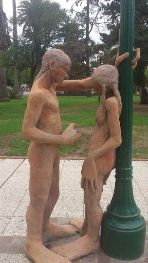 Escultura De Hombre Y Mujer