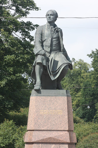 Monument to Lomonosov in front