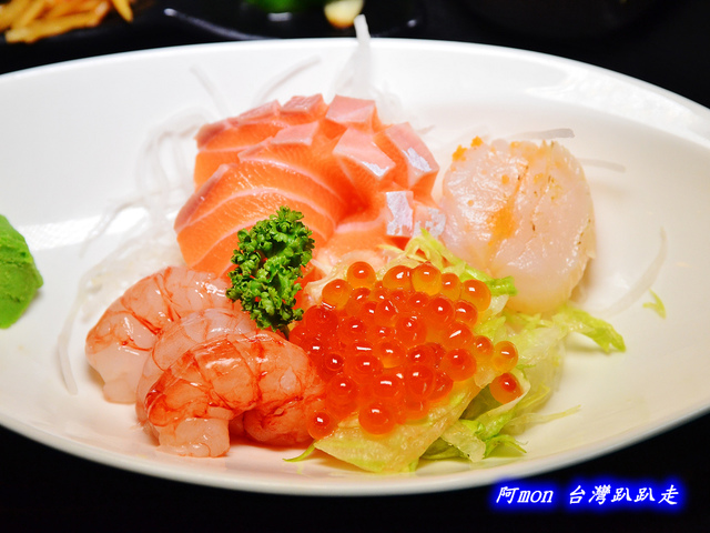 百八魚場~知名平價連鎖丼飯店，點御品三色丼有干貝、甜蝦和鮭魚等，另外還有定食可選喔