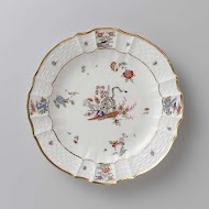 Rond bord, veelkleurig beschilderd met een Kakiemon-decor