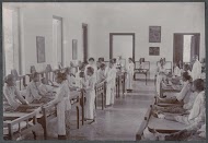 Ziekenzaal met vrouwelijke patiënten en personeel in een ziekenhuis in Nederlands-Indië