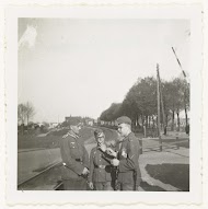 Wehrmacht soldaten bij een station