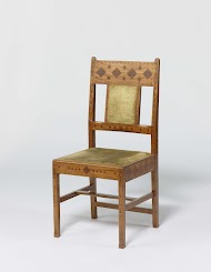 Stoel van padoekhout, versierd met ingegrifte patronen en ingelegd met een tropische houtsoort