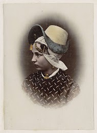 Portret van een vrouw in de klederdracht van Noord-Holland