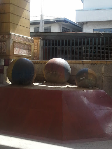 Giant Balls