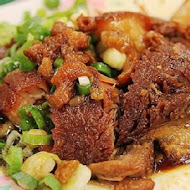 五燈獎豬腳魯肉飯