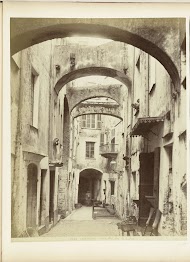 Doorkijk door een smalle steeg in San Remo