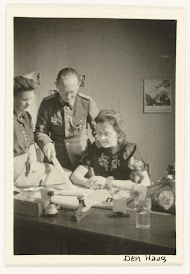 Wehrmacht soldaat met twee Nederlandse vrouwen