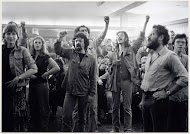 Leden van de PSP zingen de Internationale op de avond van de verkiezingen