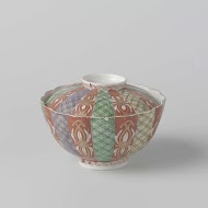 Dekselkom met ranken, servetwerk en losse bloemen