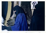 Twee vrouwen in niqaab op de markt