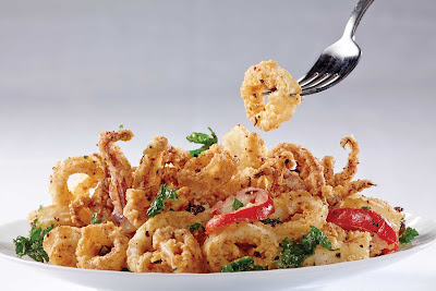 Enjoy crispy calamari at Ocean Blue, one of the restaurants overssen by renowned chef Geoffrey Zakarian on Norwegian Breakaway and Norwegian Getaway. 
