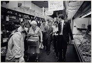 Van Agt tijdens een wandeling in een winkelgalerij in Gouda