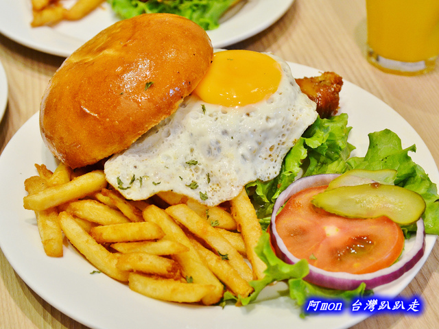 奶油威力脆皮漢堡~美味誘人的LOCO MOCO半熟蛋轟炸雞堡