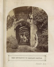 Overwoekerde ingang van het kasteel van Raglan