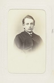 Studioportret van een jongeman met overjas