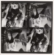 Vier tegen elkaar aan geplakte  foto's van dezelfde vrouw met lang loshangend haar.