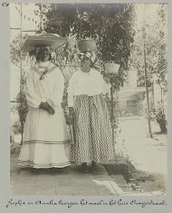 Sophie en Amalia brengen het maal in het huis Oranjestraat