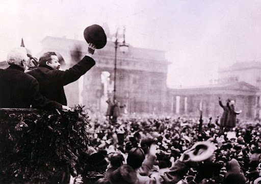 Friedrich Ebert auf dem Platz vor dem Brandenburger Tor während der November-Revolution