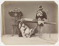 Japanse vrouw in een draagstoel met twee dragers