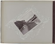 Wandelaars op een rivieroever in Soerabaja met op de achtergrond de Goebengbrug