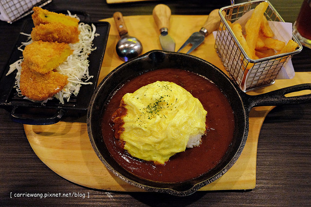 【台中逢甲餐廳】半蹲廚房。位於逢甲商圈巷弄裡的工業風餐廳，夜店風格的氛圍，還不定期的會有猛男秀