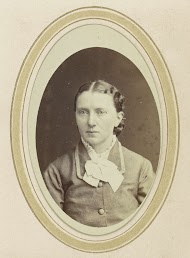 Portret van een vrouw met een strik