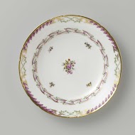 Bord, plat model, behorend bij een servies met geslingerd lintmotief met bladertakken, bloemboeketten en gestrooide bloemtakken