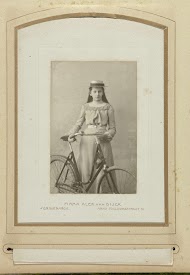 Portret van jonge vrouw in jurk met damesfiets