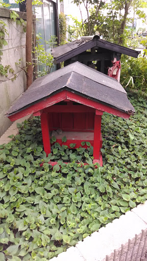 祠 Tiny Shrine
