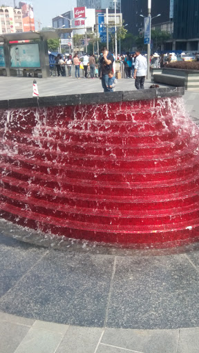 红色喷泉