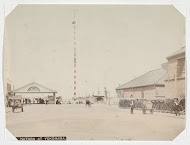 Kade met wachtende riksja's te Yokohama