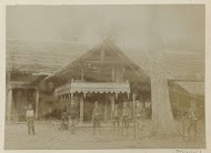 Nederlandse militairen voor een gebouw in Nederlands-Indië