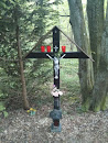 Wandererkreuz im Wald 