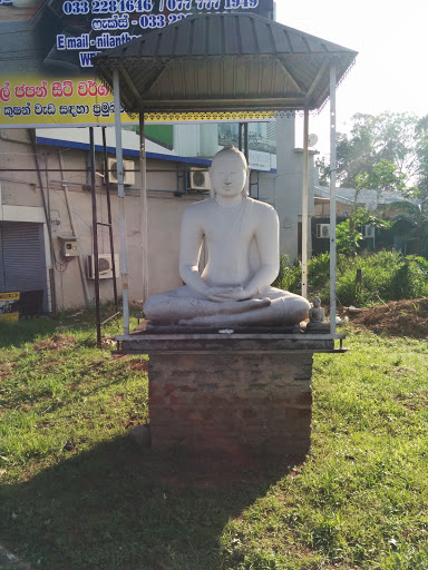 Nittambuwa Junction Buddha Statue