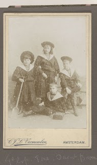 Portret van Tine, David en Bram Vermeulen en hun oudere zus