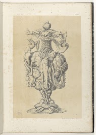 Vaas gedecoreerd met zeedieren en vrouw