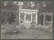 Overdekt theehuis met mensen, in de tuin van Landgoed De Paauw