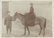 Portret van een vrouw te paard, begeleid door een Chinese man