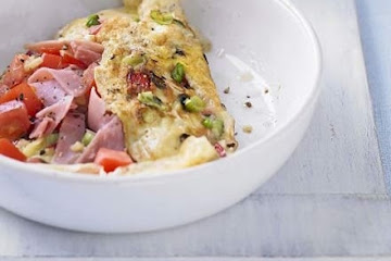Healthy pepper, tomato & ham omelette