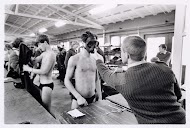 De eerste dag in het leger; het aanmeten van de uitrustingsstukken