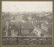 Ondergelopen buitenwijk van Parijs gezien vanuit een venster