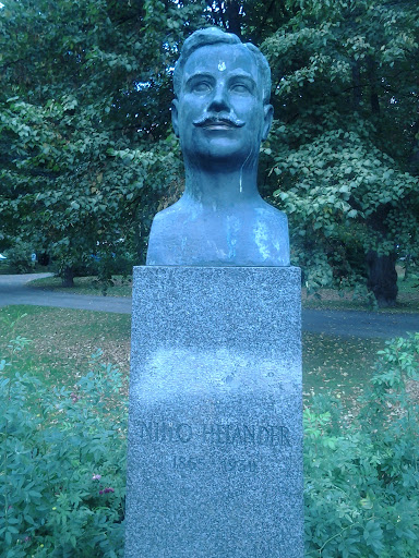 Statue of Niilo Helander