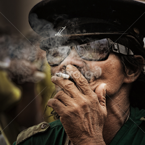 Smoke it out by Eric Montalban - People Street & Candids