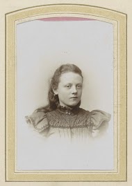 Portret van een meisje met lang haar