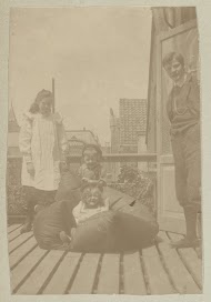 Groepsportret van vier kinderen van de familie Vermeulen op het balkon