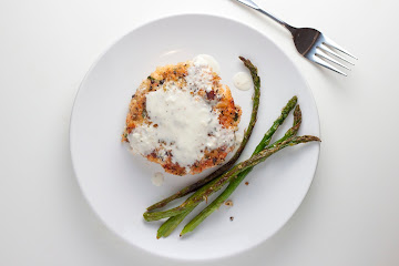 Pepper crusted salmon cakes with horseradish sauce