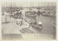 Gezicht op een kade en een haven, China