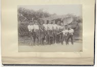 Groep jongens met de rechterarm vooruitgestoken, mogelijk dansers